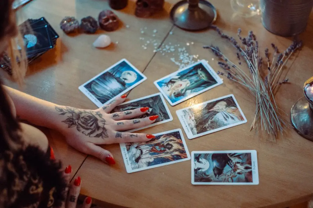 Zo ziet een tarot legging eruit. Dit kun je ook zelf leren in een tarot cursus