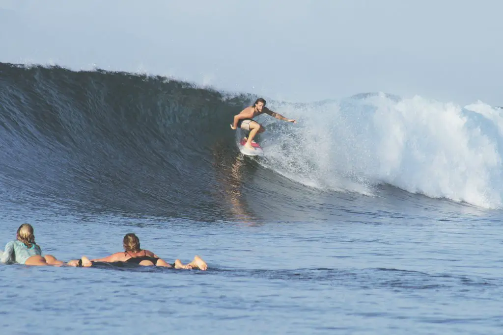 Dromen over een zee met golven kan natuurlijk ook betekenen dat je gewoon een gepassioneerd surfer bent